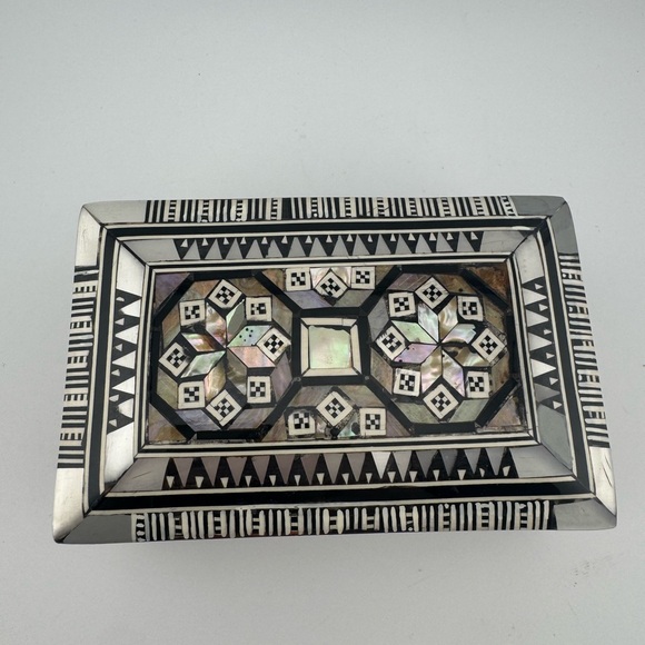 Intricate Black and‎ White Decorative Trinket Box - Picture 5 of 11